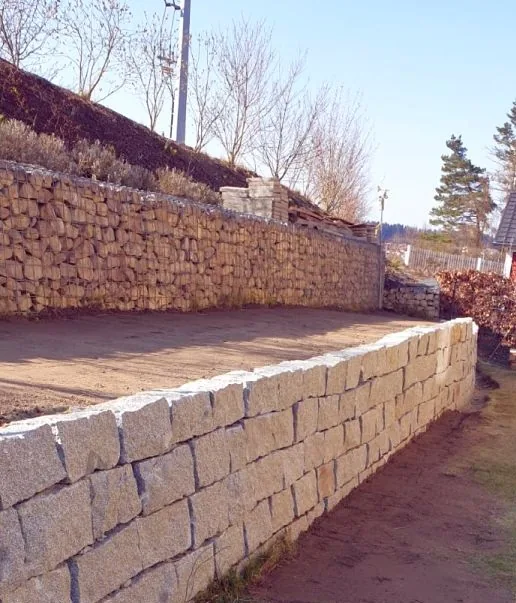 Gabionen und Granitsteine als Stützmauer – terrassenförmig gesetzt, Gelände abfangend, Gartensituation