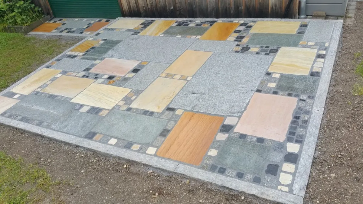 Natursteinpflaster in mehreren Farbtönen – Beige, Grau und Braun im gemischten Verlegebild