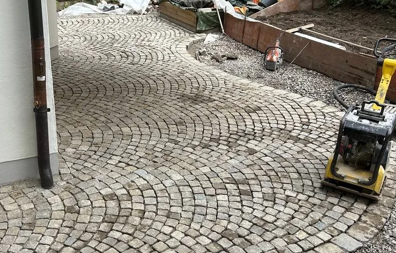 Terrasse mit Granitpflaster im Fächermuster – aufwendiges Verlegebild mit natursteinoptik und gleichmäßigen Fugen