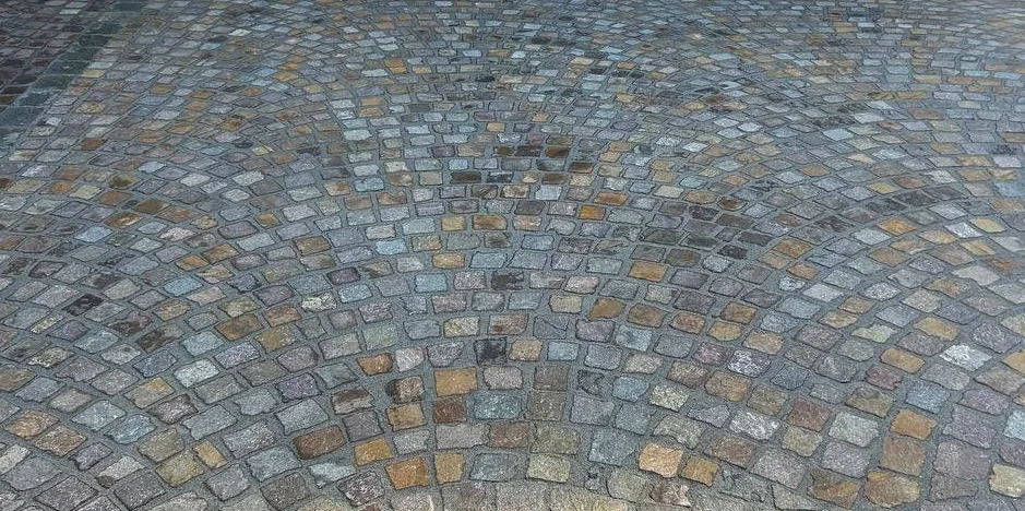 Terrasse mit Kleinsteinpflaster in hellen Tönen – engmaschiges Fugenbild, mediterraner Charakter