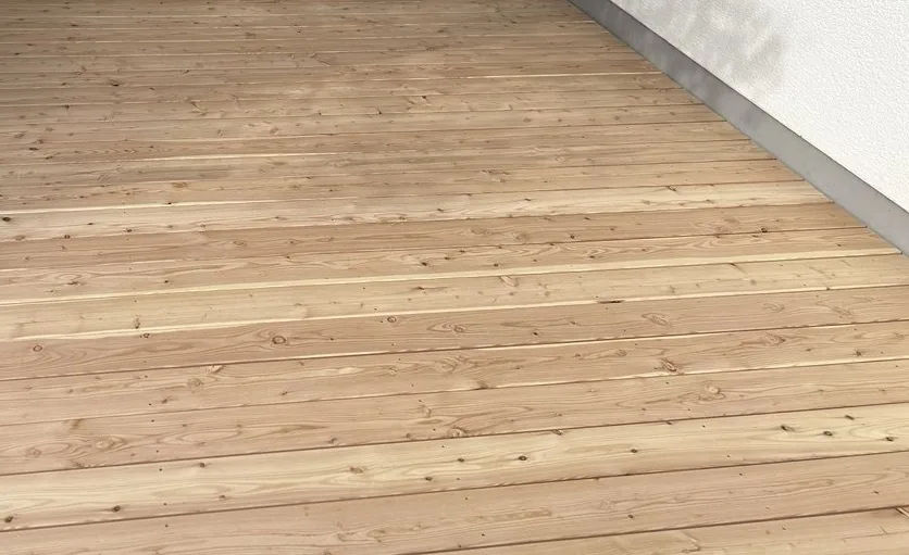 Frisch verlegte Holzterrasse mit hellen, unbehandelten Dielen – sichtbare Maserung und gleichmäßige Latten