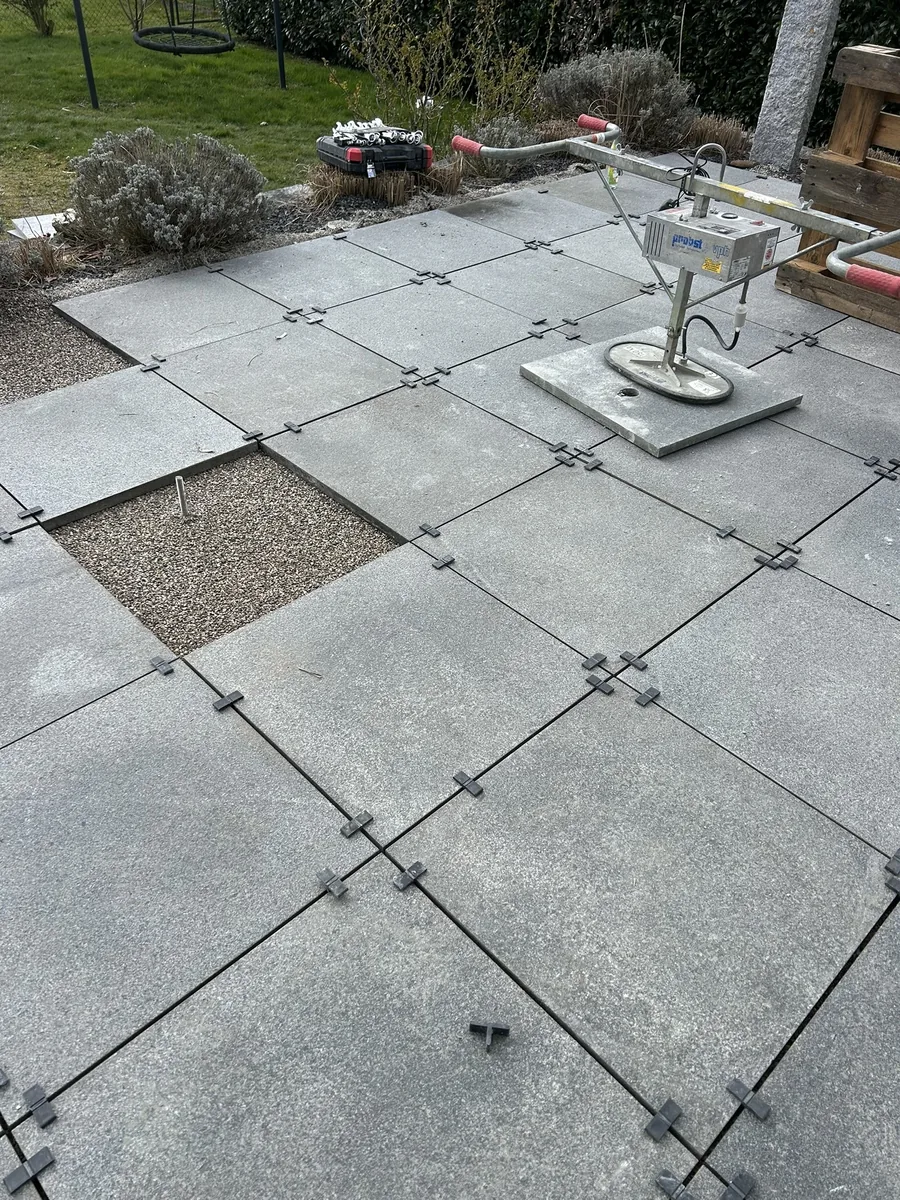 Terrassenplatten werden verlegt – Abstandshalter und Plattenheber im Einsatz auf Splittbett