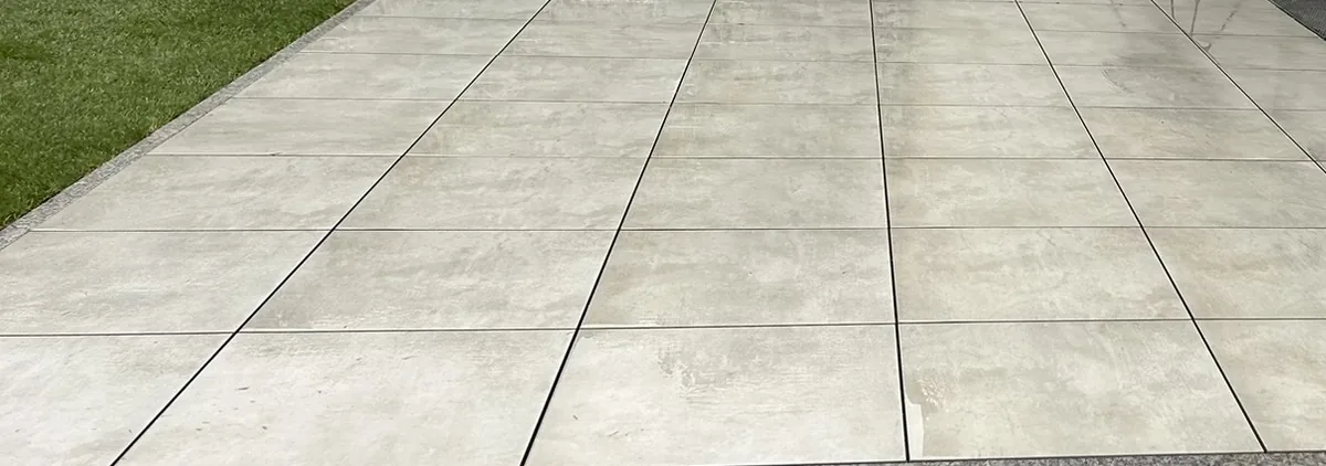 Keramik-Terrassenplatten in Hellgrau verlegt – gleichmäßige Fugen, moderne Optik in Natursteinimitat
