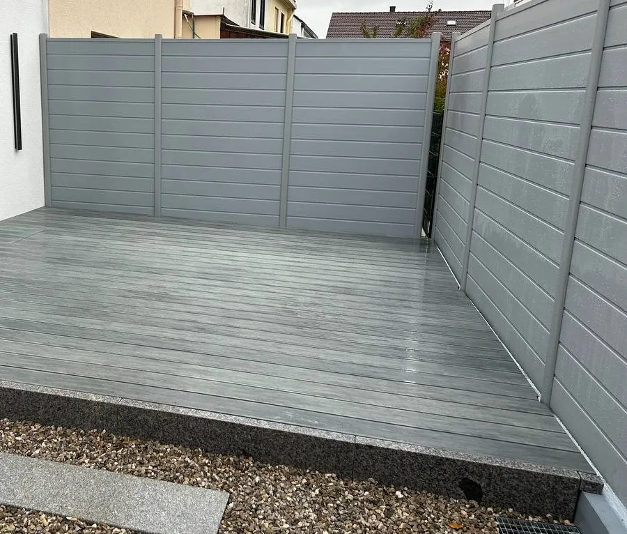 WPC Terrasse mit passendem WPC Sichtschutz in Grau – aufeinander abgestimmtes Gesamtbild am Haus