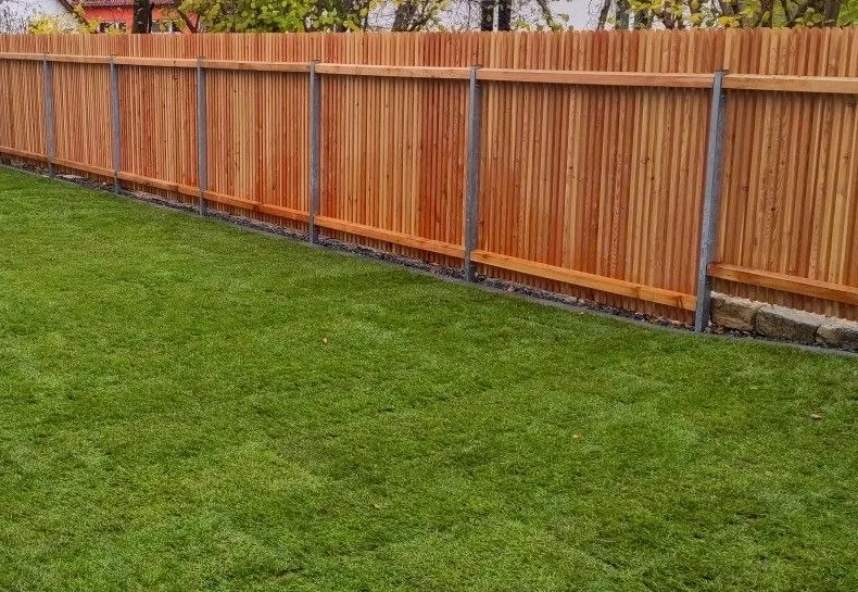 Holzsichtschutz senkrecht mit Metallpfosten – Holzbretter im Wechsel mit Stahlpfosten, modernes Erscheinungsbild