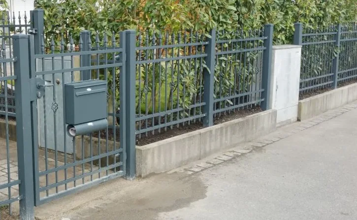 Stahlstabzaun in Anthrazit wird gesetzt – Pfosten einbetoniert, Zaunfelder eingehängt, Baustelle im Garten