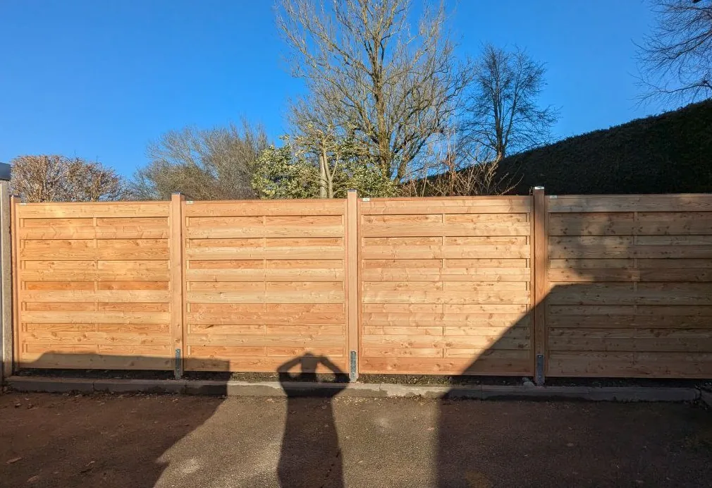 Heller Holz-Sichtschutz mit horizontalen Brettern – moderne Optik, gleichmäßige Latten aus hellem Holz